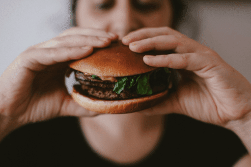 Cum a fost inventat hamburgerul - Refu.ro